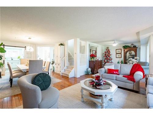 19-375 Book Road, Grimsby, ON - Indoor Photo Showing Living Room