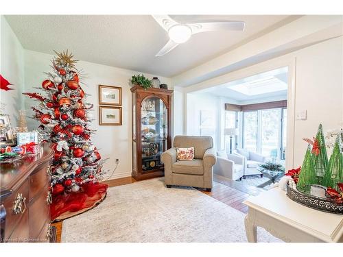 19-375 Book Road, Grimsby, ON - Indoor Photo Showing Living Room