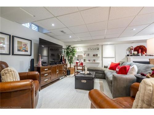 19-375 Book Road, Grimsby, ON - Indoor Photo Showing Living Room