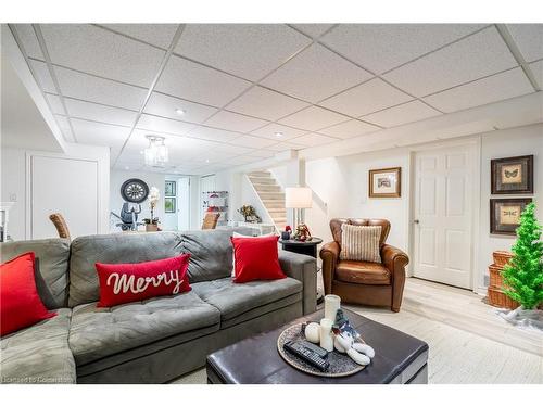 19-375 Book Road, Grimsby, ON - Indoor Photo Showing Living Room