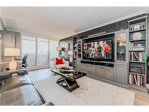 504-1415 Ghent Avenue, Burlington, ON - Indoor Photo Showing Living Room