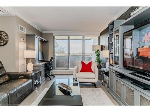 504-1415 Ghent Avenue, Burlington, ON - Indoor Photo Showing Living Room