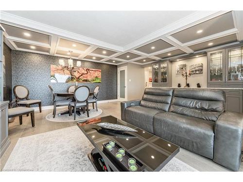 504-1415 Ghent Avenue, Burlington, ON - Indoor Photo Showing Living Room