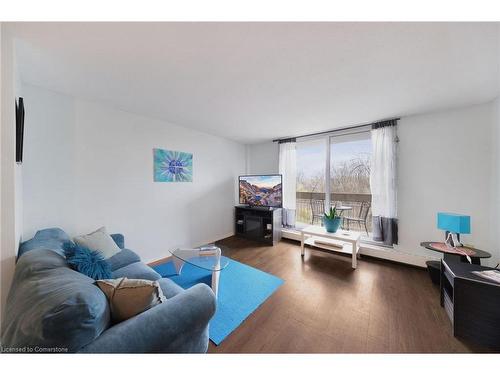 346-350 Quigley Road, Hamilton, ON - Indoor Photo Showing Living Room