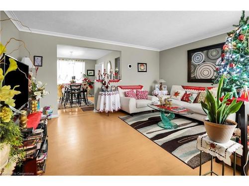 5934 North Street, Niagara Falls, ON - Indoor Photo Showing Living Room