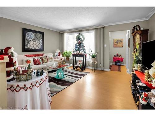 5934 North Street, Niagara Falls, ON - Indoor Photo Showing Living Room