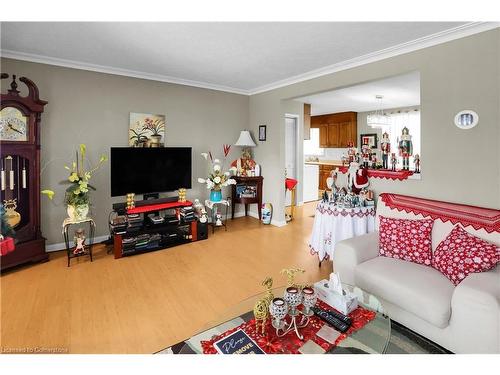 5934 North Street, Niagara Falls, ON - Indoor Photo Showing Living Room