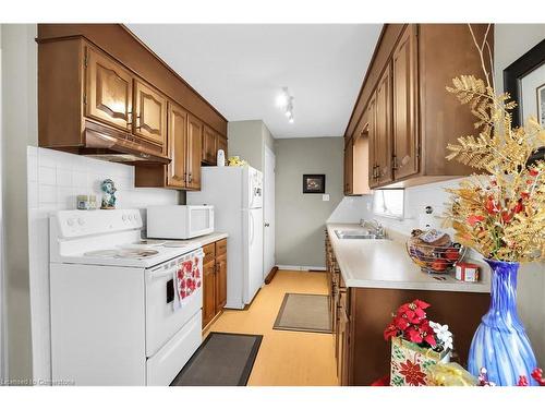 5934 North Street, Niagara Falls, ON - Indoor Photo Showing Kitchen With Double Sink