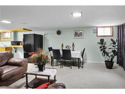 5934 North Street, Niagara Falls, ON - Indoor Photo Showing Living Room