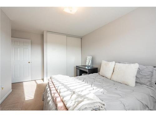 38-800 Paramount Drive, Hamilton, ON - Indoor Photo Showing Bedroom