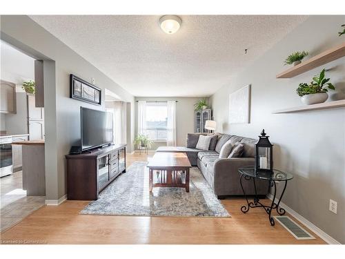 38-800 Paramount Drive, Hamilton, ON - Indoor Photo Showing Living Room