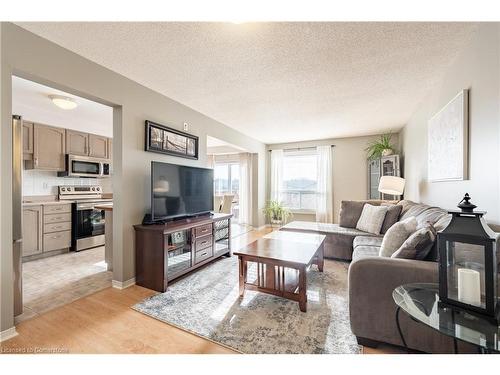 38-800 Paramount Drive, Hamilton, ON - Indoor Photo Showing Living Room