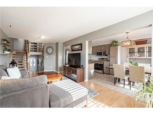 38-800 Paramount Drive, Hamilton, ON - Indoor Photo Showing Living Room