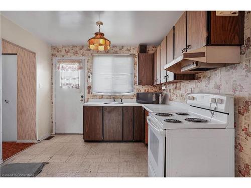 11 Leduc Street, Hamilton, ON - Indoor Photo Showing Kitchen