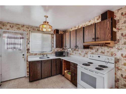 11 Leduc Street, Hamilton, ON - Indoor Photo Showing Kitchen