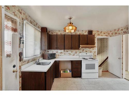 11 Leduc Street, Hamilton, ON - Indoor Photo Showing Kitchen