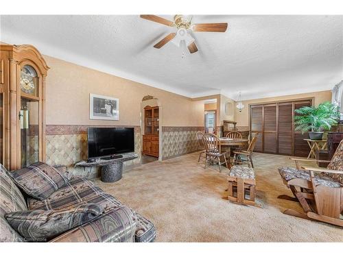 6232 Townline Road, Smithville, ON - Indoor Photo Showing Living Room