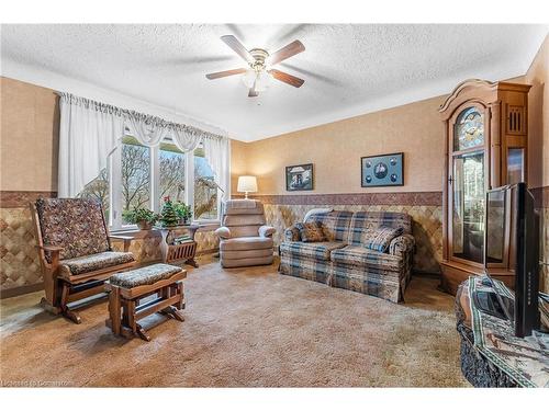 6232 Townline Road, Smithville, ON - Indoor Photo Showing Living Room