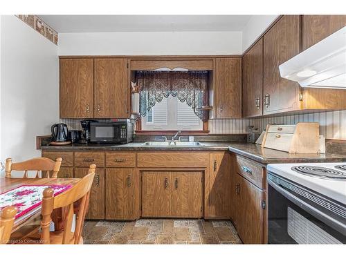 6232 Townline Road, Smithville, ON - Indoor Photo Showing Kitchen With Double Sink