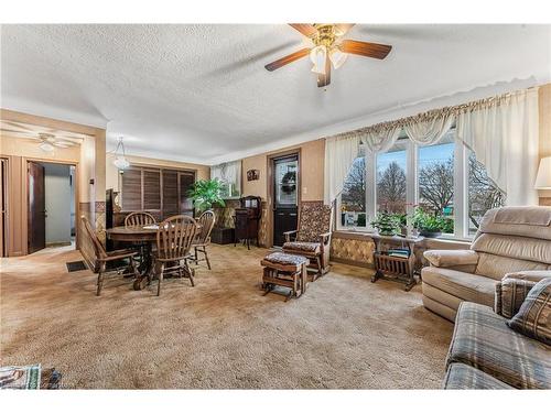 6232 Townline Road, Smithville, ON - Indoor Photo Showing Living Room