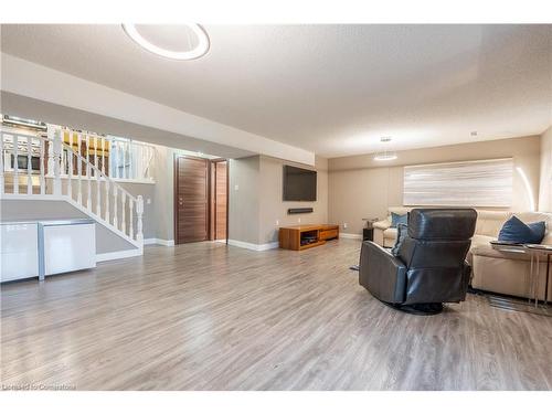 46 Vesper Court, Stoney Creek, ON - Indoor Photo Showing Living Room