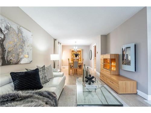 46 Vesper Court, Stoney Creek, ON - Indoor Photo Showing Living Room