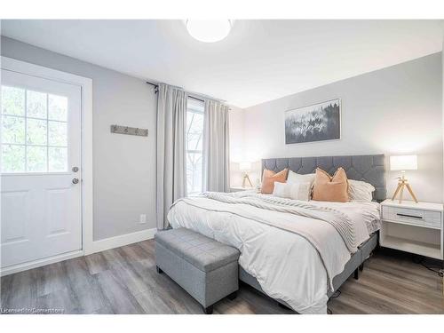 62 Guise Street E, Hamilton, ON - Indoor Photo Showing Bedroom