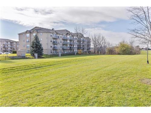 314-1490 Bishops Gate, Oakville, ON - Outdoor