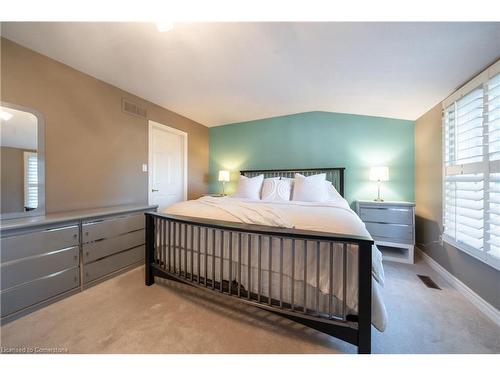 6-230 Meadowbrook Drive, Ancaster, ON - Indoor Photo Showing Bedroom