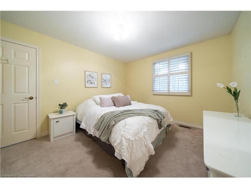 6-230 Meadowbrook Drive, Ancaster, ON - Indoor Photo Showing Bedroom