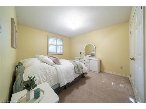 6-230 Meadowbrook Drive, Ancaster, ON - Indoor Photo Showing Bedroom