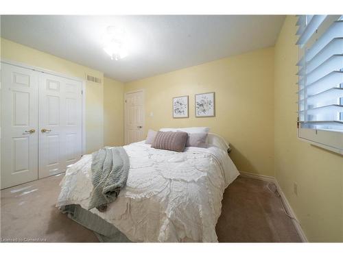 6-230 Meadowbrook Drive, Ancaster, ON - Indoor Photo Showing Bedroom