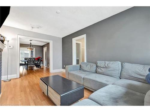 110 Paling Avenue, Hamilton, ON - Indoor Photo Showing Living Room