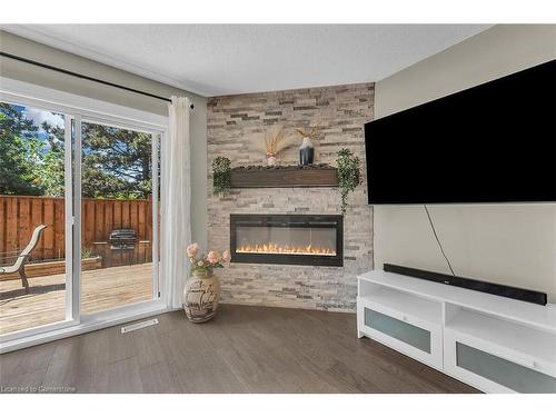 42-2200 Glenwood School Drive, Burlington, ON - Indoor Photo Showing Living Room With Fireplace