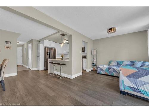 42-2200 Glenwood School Drive, Burlington, ON - Indoor Photo Showing Bedroom