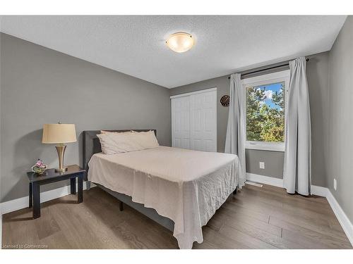 42-2200 Glenwood School Drive, Burlington, ON - Indoor Photo Showing Bedroom