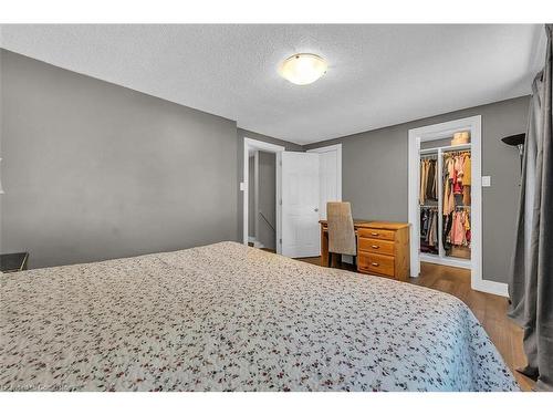 42-2200 Glenwood School Drive, Burlington, ON - Indoor Photo Showing Bedroom