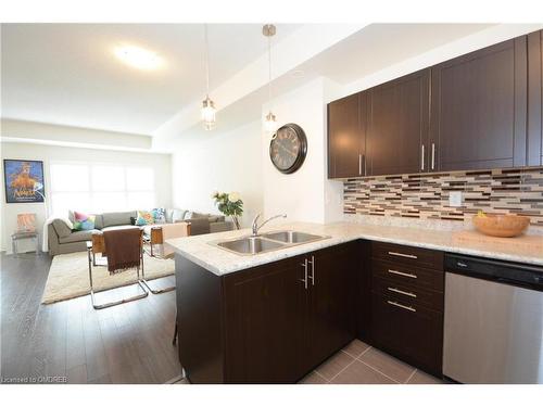 03-03-2420 Baronwood Drive, Oakville, ON - Indoor Photo Showing Kitchen With Double Sink With Upgraded Kitchen