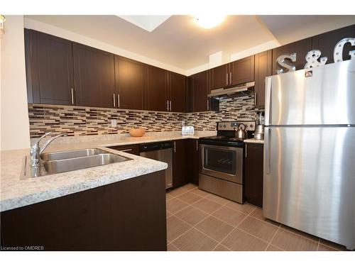 03-03-2420 Baronwood Drive, Oakville, ON - Indoor Photo Showing Kitchen With Double Sink With Upgraded Kitchen