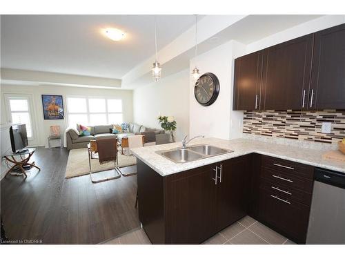 03-03-2420 Baronwood Drive, Oakville, ON - Indoor Photo Showing Kitchen With Double Sink With Upgraded Kitchen