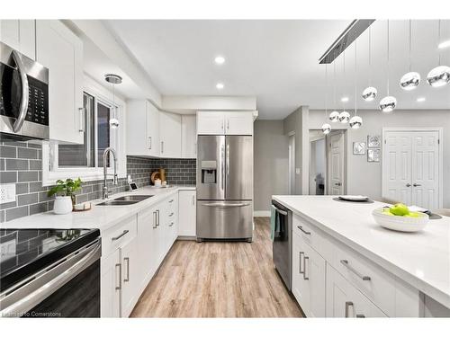 10 Jamar Circle, St. Catharines, ON - Indoor Photo Showing Kitchen With Stainless Steel Kitchen With Double Sink With Upgraded Kitchen