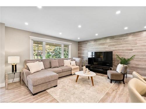 10 Jamar Circle, St. Catharines, ON - Indoor Photo Showing Living Room