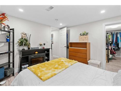 149 Victor Boulevard, Hamilton, ON - Indoor Photo Showing Bedroom