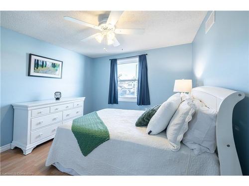 3052 Flanagan Court, Burlington, ON - Indoor Photo Showing Bedroom