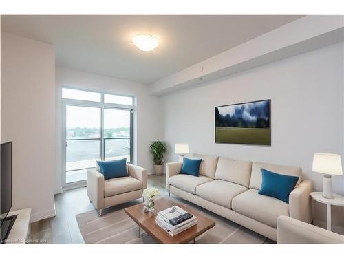 417-5055 Greenlane Road, Beamsville, ON - Indoor Photo Showing Living Room