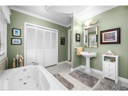 481 Townsend Avenue, Burlington, ON - Indoor Photo Showing Bathroom