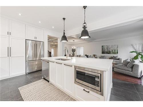 2244 Dewsbury Drive, Oakville, ON - Indoor Photo Showing Kitchen With Upgraded Kitchen