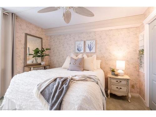 911-5280 Lakeshore Road, Burlington, ON - Indoor Photo Showing Bedroom