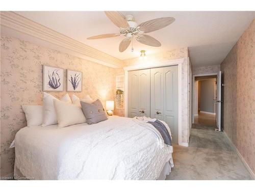 911-5280 Lakeshore Road, Burlington, ON - Indoor Photo Showing Bedroom