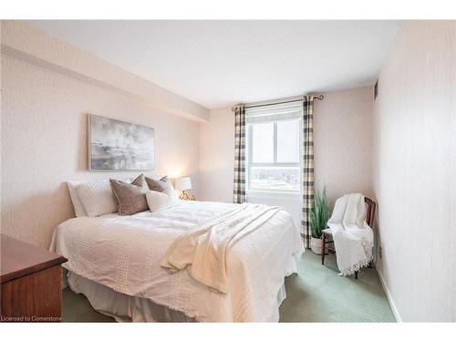 911-5280 Lakeshore Road, Burlington, ON - Indoor Photo Showing Bedroom